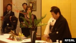 Kiyotaka Kobayaşi üç saat davam edən dərs zamanı 12 ikebana hazırladı