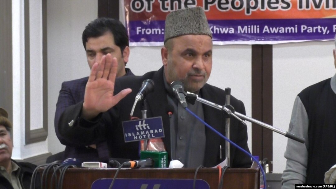 الحاج شاجي ګل په اسلام اباد کې یوې جرګې ته وینا کوي.