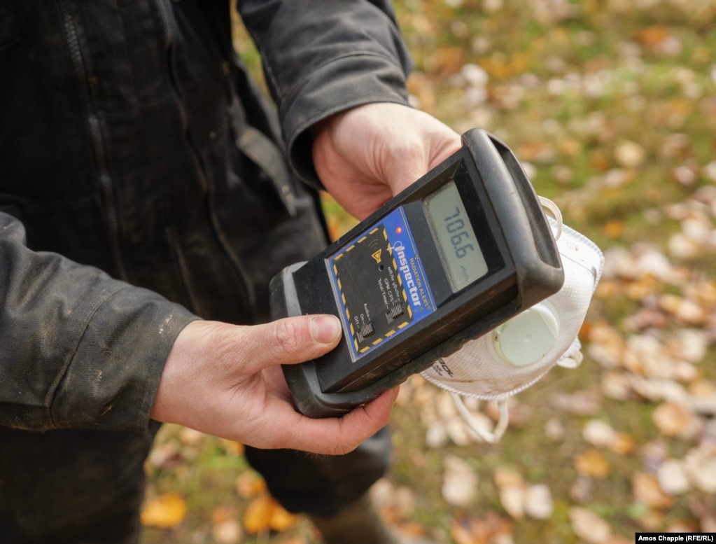 Дозиметр показывает уровень радиационного излучения на респираторе после двух часов использования в урановой шахте, загрязненной радиоактивным газом радоном