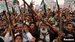 Demonstranti, uglavnom pristalice Huta, uzvikuju slogane tokom skupa solidarnosti s Palestincima u Gazi, u Sani, Jemen, 4. jula 2025. 