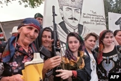 Чеченские женщины проводят демонстрацию в поддержку Джохара Дудаева