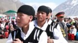 Нооруз күнү Жерге-Талда балдар эле эмес чоңдор дагы бышкан жумуртканы кагыштырып мелдешет. Кимдин жумурткасы тез жарылса оюндан чыгып, өз жумурткасын уткан кишиге берет. Бул оюнду ирандыктар дагы христиандардын Пасха майрамындагыдай кызыл-тазыл боёлгон жумурткалар менен ойношот.&nbsp;