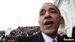 Preşedintele Barack Obama, în mijlocul mulţimii din faţa Capitoliului, după inaugurarea oficială în funcţie