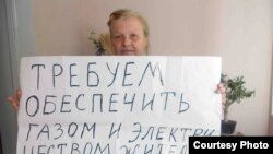 Елена Урлаева Учкщприк тумани аҳолисини газ билан таъминлашни талаб қилиб, пикет уюштирган эди.