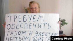 Ҳуқуқ фаоли Елена Урлаеванинг учкўприклар ҳимояси учун пикетга кўтариб чиққан плакати.