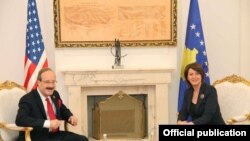 Elliot Engel i Atifete Jahjaga tokom sastanka u Prištini