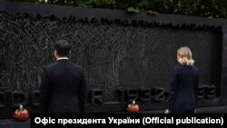 Ukriananyň prezidenti Wolodymyr Zelenskiý we onuň aýaly Olena Waşingtonda "Holomodor" ýadygärligine zyýarat edýär. 