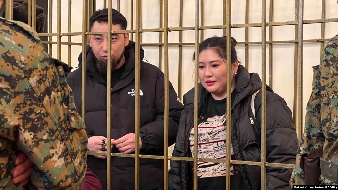 Азамат Ишенбеков жана Махабат Тажибек кызы сот залында. 18-декабрь, 2024.