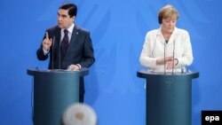Канцлер Германии Ангела Меркель и президент Туркменистана Гурбангулы Бердымухамедов на совместной пресс-конференции. Берлин, 29 августа 2016 года.