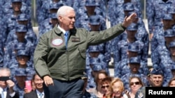 Mike Pence gjatë vizitës në aeroplanbartësin USS Ronald Reagan në bazën Jokosuka në Japoni