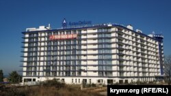 Комплекс «Аква Delux» розташовується поруч із готелем «Аквамарин»