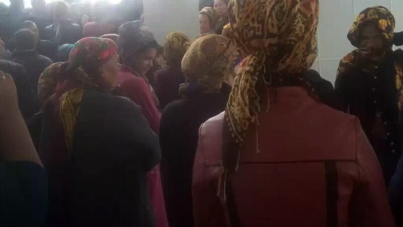 Maryly zenanlar döwletden kömek gözläp, üýşüp häkimlige bardy 