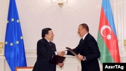 Президент Азербайджана Ильхам Алиев (справа) и президент Еврокомиссии Жозе Мануэль Баррозу подписывают соглашение по проекту «Южный газовый коридор». Баку, 13 января 2011 года.