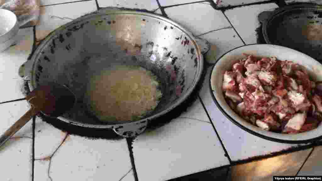 Тууралган эт даяр. азырынча пияз куурулуп жатат
