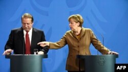 Анґела Меркель (п) і Наваз Шаріф (л) на прес-конференції в Берліні, 11 листопада 2014 року
