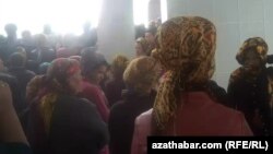 Очередь за хлебом перед в продовольственным магазином на рынке в Абаданском этрапе Ашхабада, 16 октября 2018 г. 