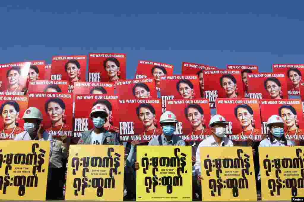 Демонстранттар аскердик төңкөрүшкө каршы нааразылык чарасы маалында Аун Сан Су Чжинин сүрөтү түшүрүлгөн плакаттарды кармап турушат. Найпидо шаары, Бирма.&nbsp; 2021-жылдын 15-февралы.&nbsp;