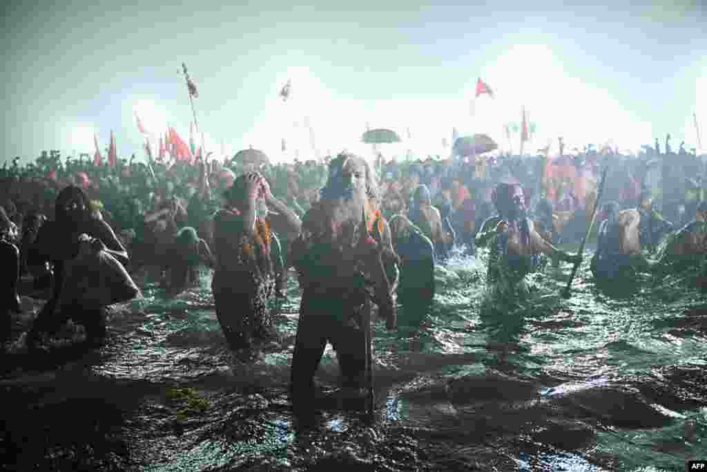 Naga Sadhui ili hinduistički sveti ljudi kupaju se u Sangamu, ušću rijeka Gang, Yamuna i mitske rijeke Saraswati, povodom obilježavanja festivala Maha Kumbh Mela, u Prayagraju, Indija, 14. januara.