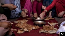 بسیاری از خانواده ها در افغانستان قادر نیستند غذای کافی برای خود و فرزندان شان خود تهیه کنند
