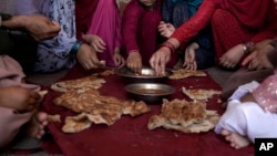 خانواده های زیادی در افغانستان خیلی به به دشواری میتوانند حداقل غذا را برای فرزندان خود تهیه کنند