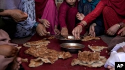 فقر و تنگدستی باعث شده است که بسیاری از خانواده ها در افغانستان نتوانند غذایی کافی برای خود و فرزندان شان فراهم کنند