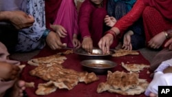 به دلیل مشکلات اقتصادی بسیاری از خانواده ها در افغانستان نمیتوانند غذای کافی به خود تهیه کنند