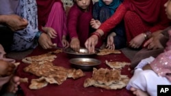 بسیاری از خانواده ها در افغانستان توانایی تهیه غذای مقوی برای خود و فرزندان شان را ندارند