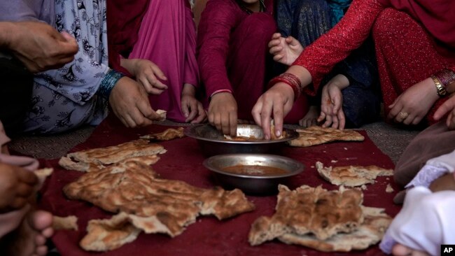 ارشیف: په کابل کې د یوې بېوزلې کورنۍ دسترخوان