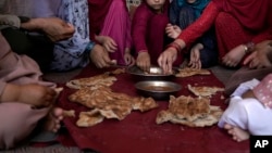 بسیاری از خانواده ها در افغانستان غذای کافی برای خوردن ندارند