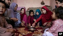بسیاری از خانواده ها در افغانستان به سختی می توانند برای فرزندان خود غذا تهیه کنند