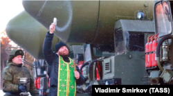 Священник Російської православної церкви освячує стратегічні ракети