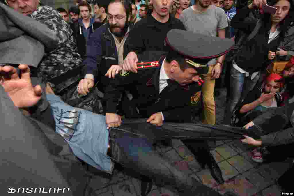 Армения - Столкновения и задержания в ходе шествия, организованного лидером оппозиционного движения Раффи Ованнисяном, Ереван, 9 апреля 2013 г.