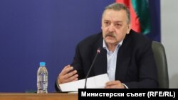 Директорът на Центъра по заразни и паразитни болести проф. Кантарджиев даде и двата сутрешни брифинг през почивните дни