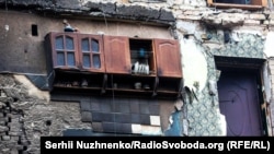 Кухонный шкафчик и петушок на нем на стене дома, разрушенного российскими обстрелами. Бородянка, Киевская область, 8 апреля 2022 г.