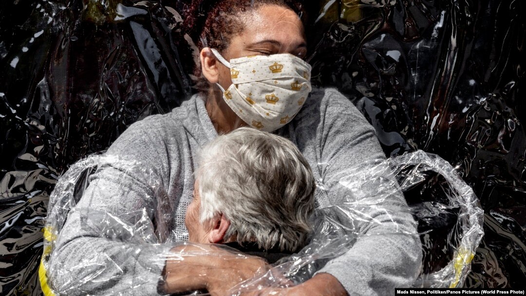 Zagrljaj pod zaštitom u Brazilu, pobjednička fotografija World Press Photo 