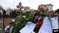 Бюллетени на могиле Алексея Навального. В России прошли выборы президента, 17 марта 2024 года