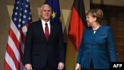 АКШнын вице-президенти Майк Пенс (солдо) жана Германиянын канцлери Ангела Меркел,
Мүнхен, 18-февраль 2017-жыл.