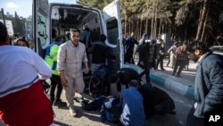 Екипите на итната медицинска помош ги лекуваат ранетите по експлозиите во Керман, Иран, на 3 јануари 2023 година.