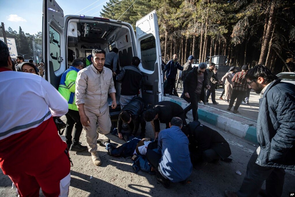 Oamenii au grijă de răniți după exploziile de la Kerman, Iran, pe 3 ianuarie.