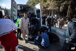 Echipele de medici îi tratează pe răniți, după exploziile din Kerman, Iran, pe 3 ianuarie.