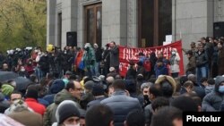 Armenia -- Opposition supporters rally in Yerevan to demand Prime Minister Nikol Pashinian's resignation, November 21, 2020.