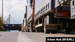 Pikë kufitare në Merdare, mes Kosovës dhe Serbisë. Fotografi nga arkivi.