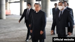 Uzbek Prezident Shavkat Mirziyoev (center) with oligarch Bakhtiyor Fazylov (right).