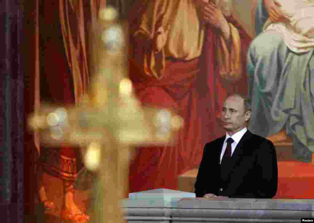 Mayın 5-də Rusiya prezidenti Vladimir Putin İsa Məsih kilsəsində pravoslavların Pasxa mərasiminə qatılıb.