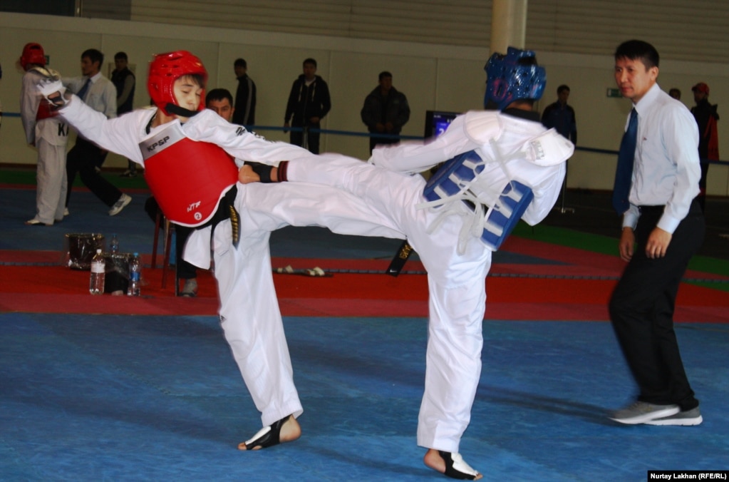 Mwstafa Öztüriktiñ jüldesi üşin jarısta jekpe jekke şıqqan taekvondoşı jastar. Almatı, 11 qazan 2014 jıl.