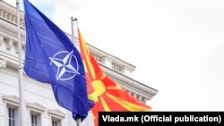 Знамињата на НАТО и на Македонија
