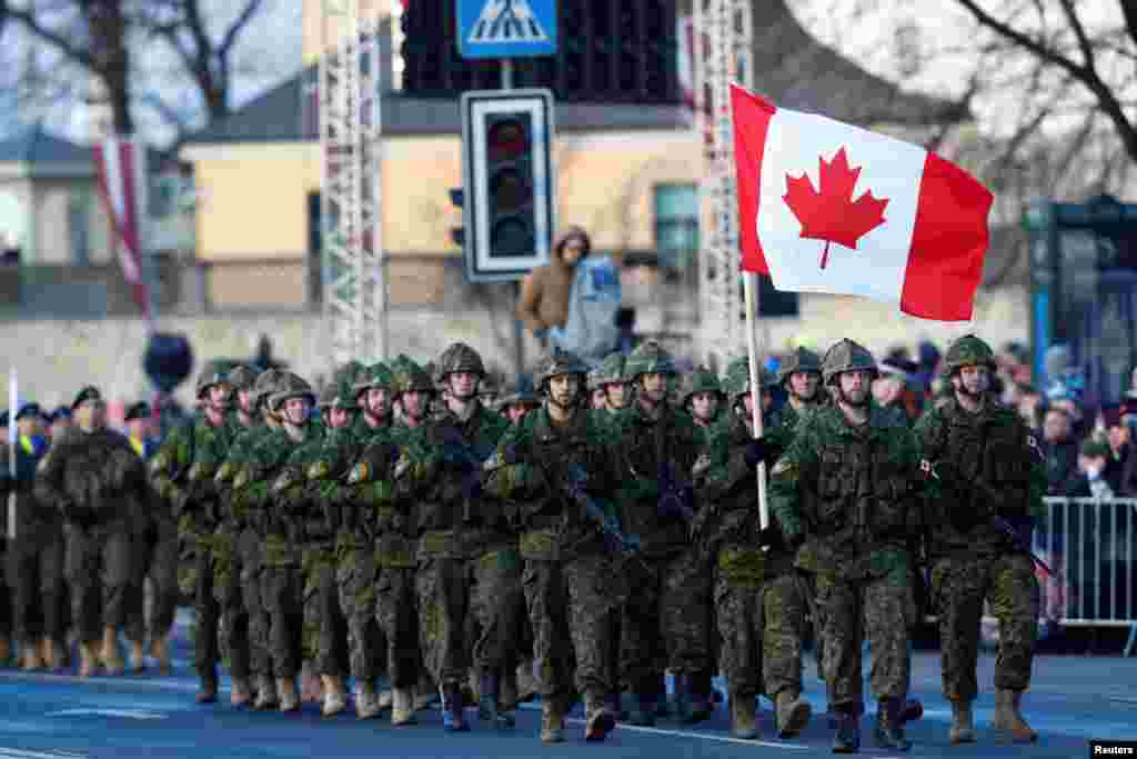Канадські солдати марширують під прапором Канади&nbsp;
