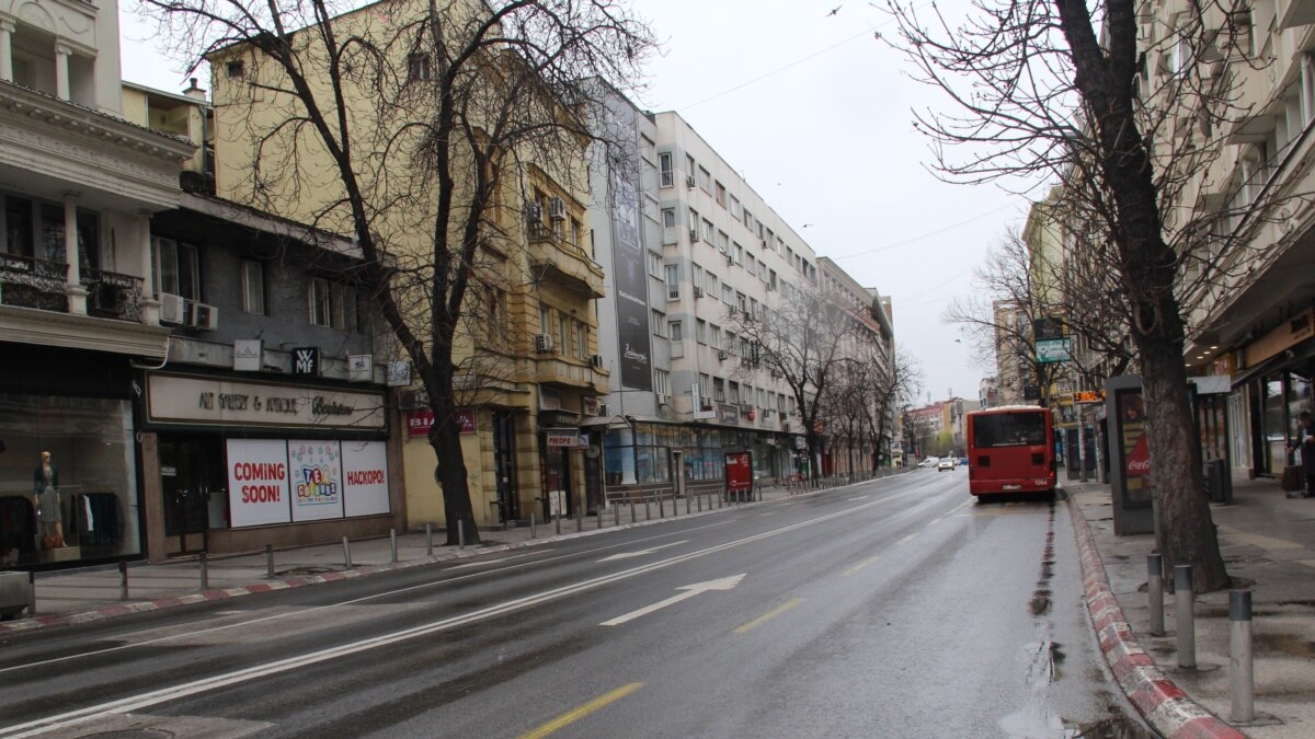 Улиците во Скопје празни, граѓаните купуваат намирници