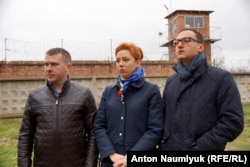 Депутаты Верховной Рады у стен СИЗО, где содержится Надежда Савченко