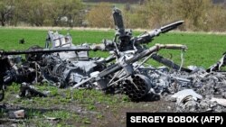 Обломки сбитого российского военного вертолета недалеко от Харькова, 16 апреля 2022 г.